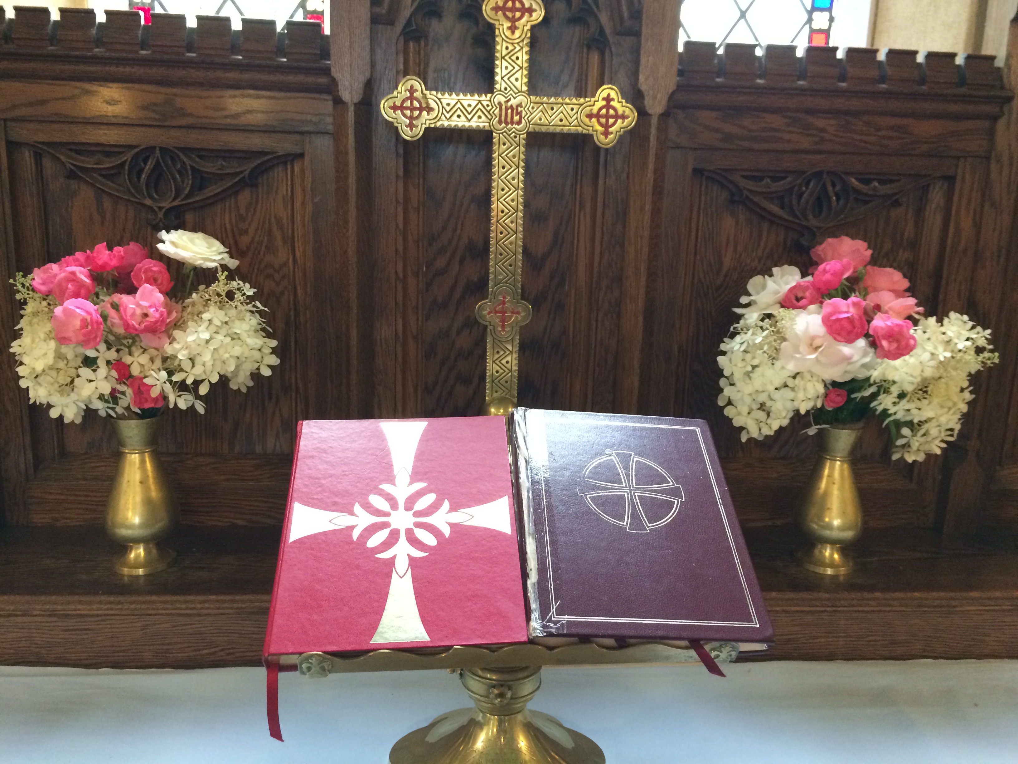 Sunday, August 14th at St. Luke's: Flowers on the Altar.